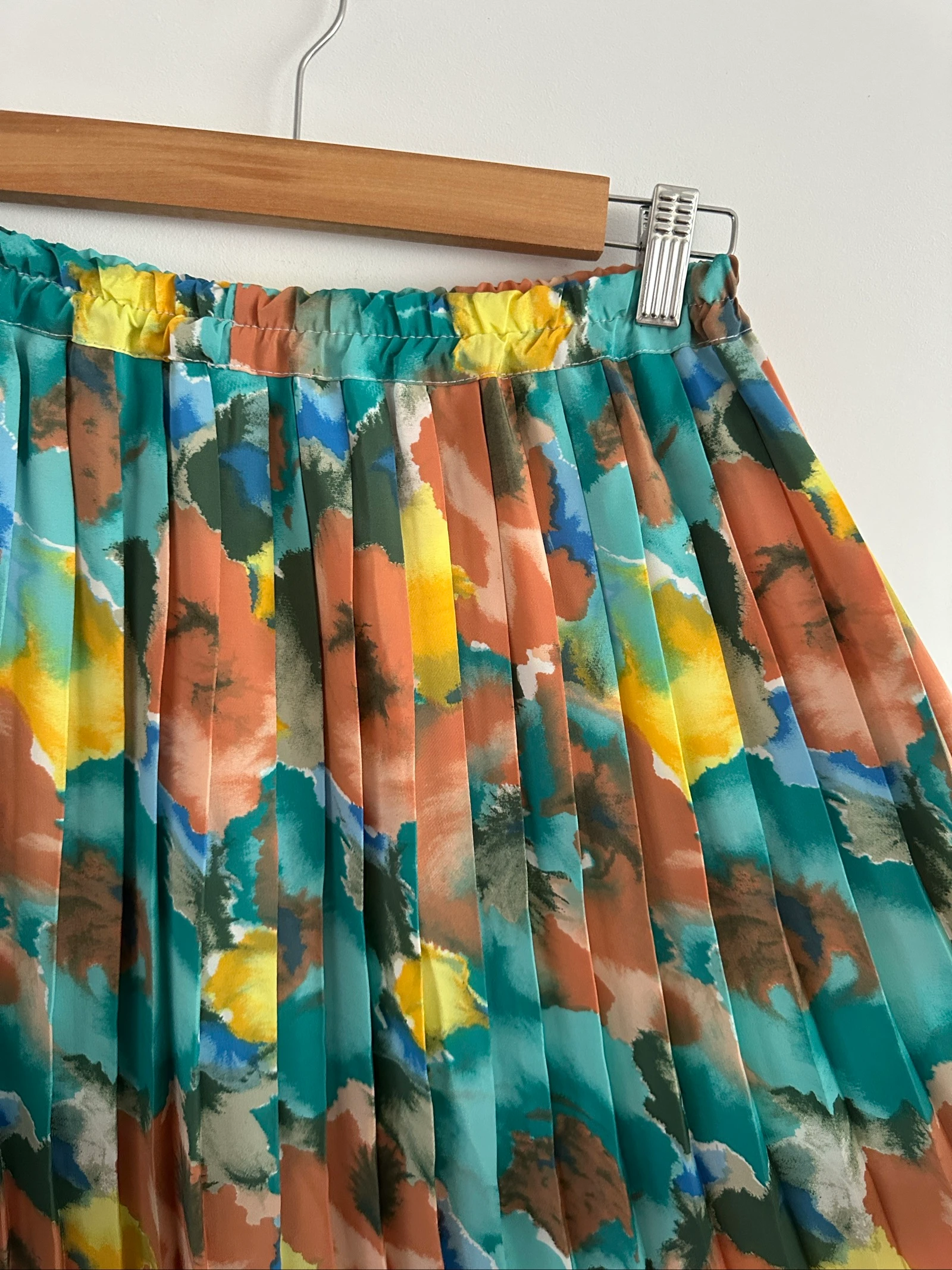 Pleated midi skirt with watercolor pattern / multicolor (Size M) – photo 3